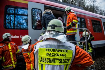 Burgstetten: Feuerwehren proben den Ernstfall - S-Bahn bleibt auf freier Strecke liegen - 36 Personen gerettet